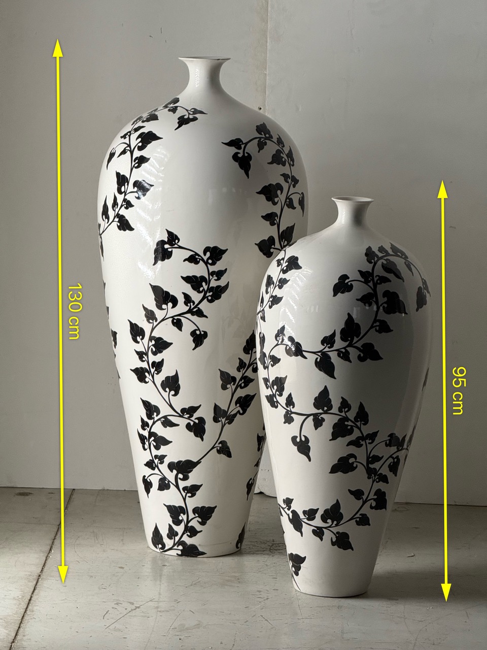 Coppia vasi in ceramica bianca decorata