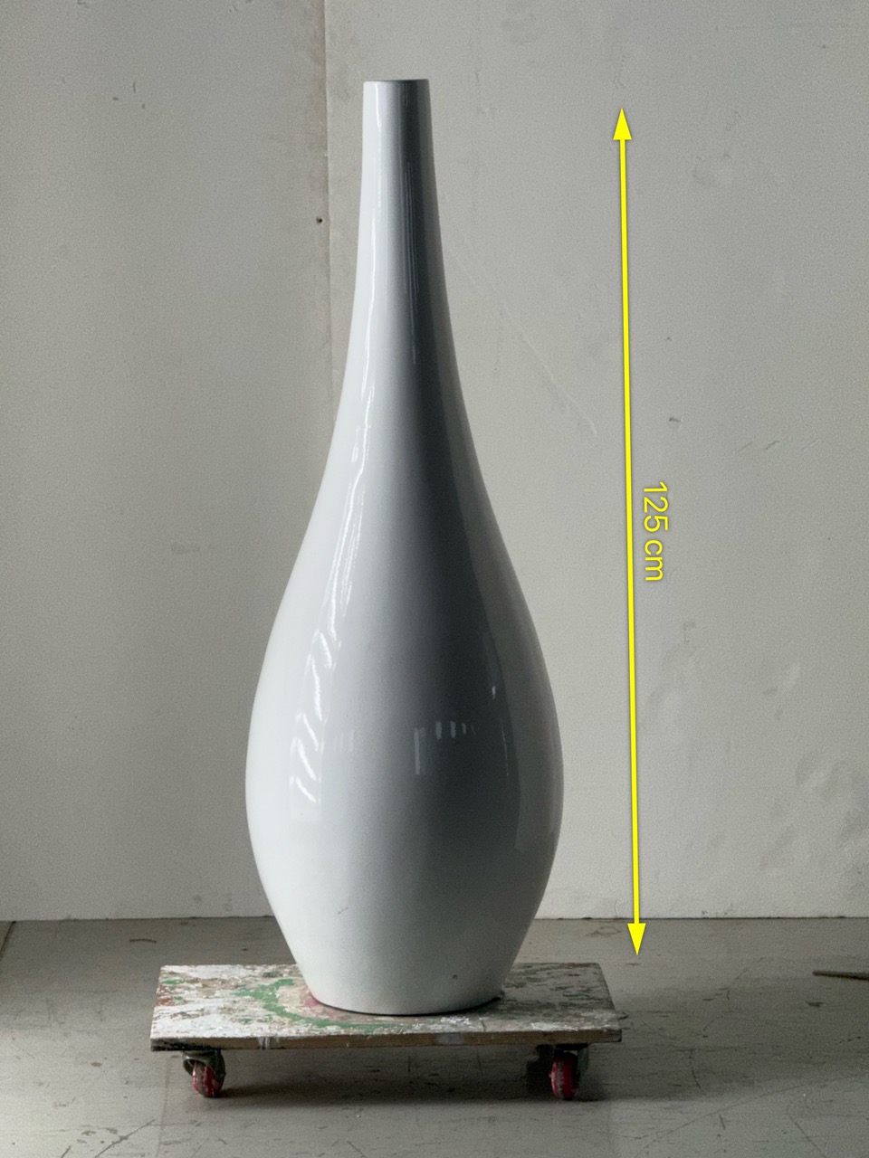 Grande vaso scenografico in ceramica bianca