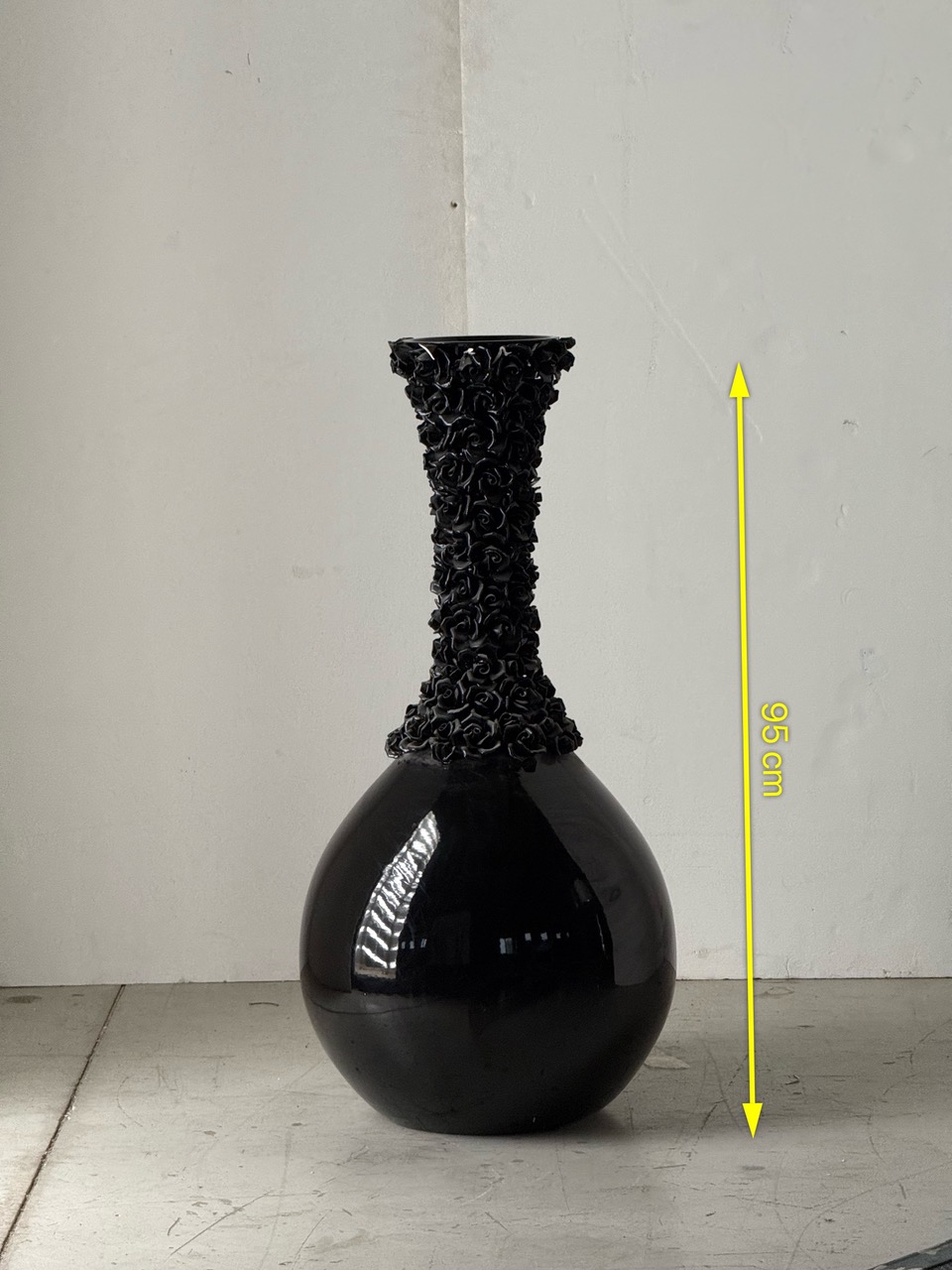 Vaso in ceramica nera lucida con decorazione a rose