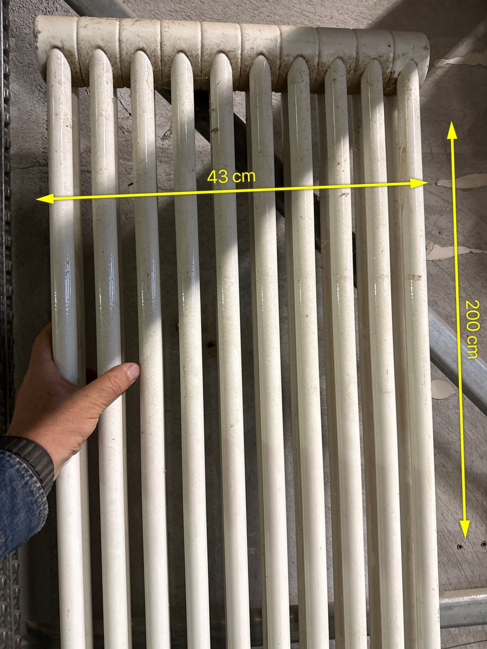 Radiatori tubolari verticali bianchi