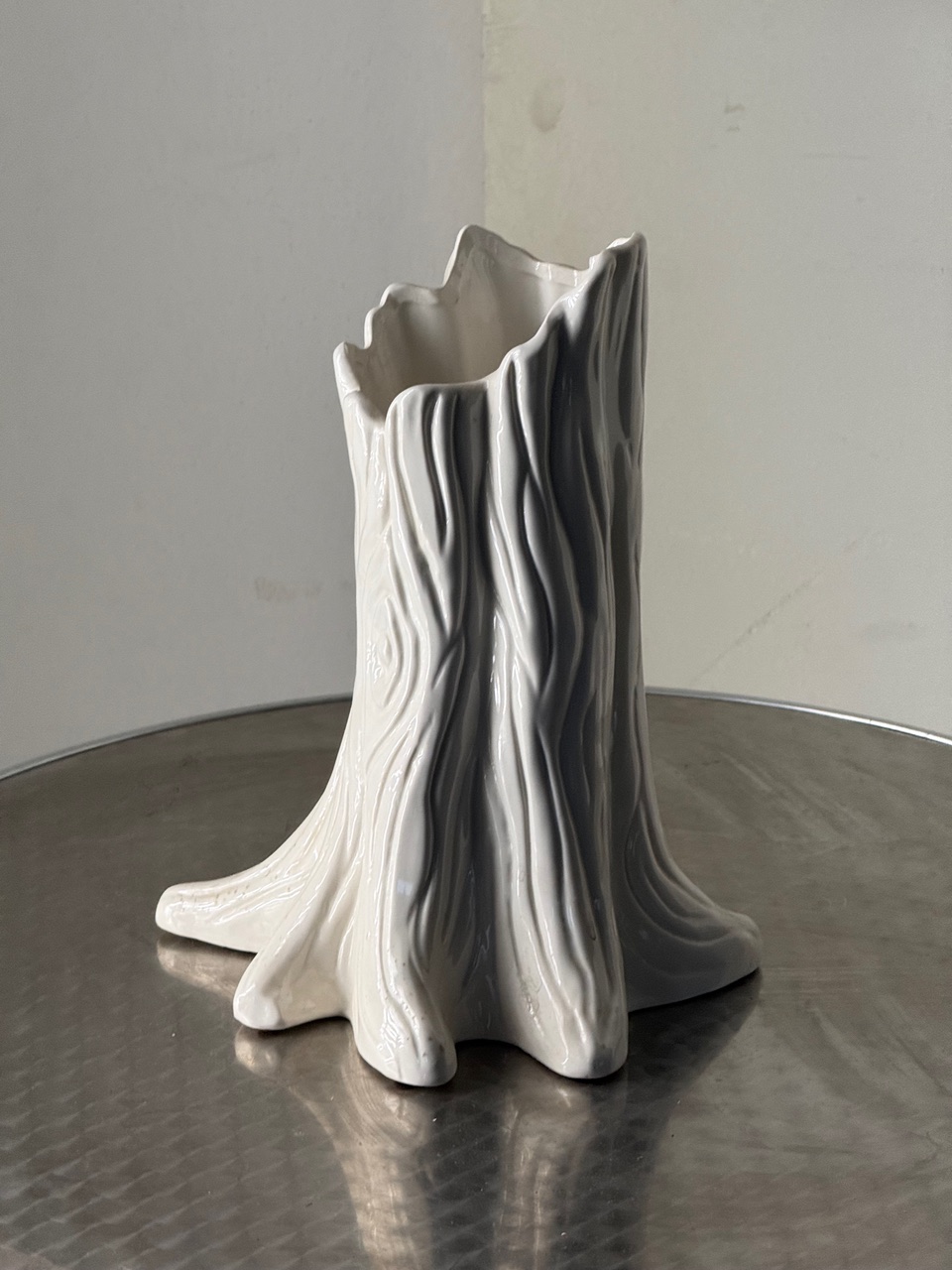 Coppia di vasi in ceramica smaltata bianca