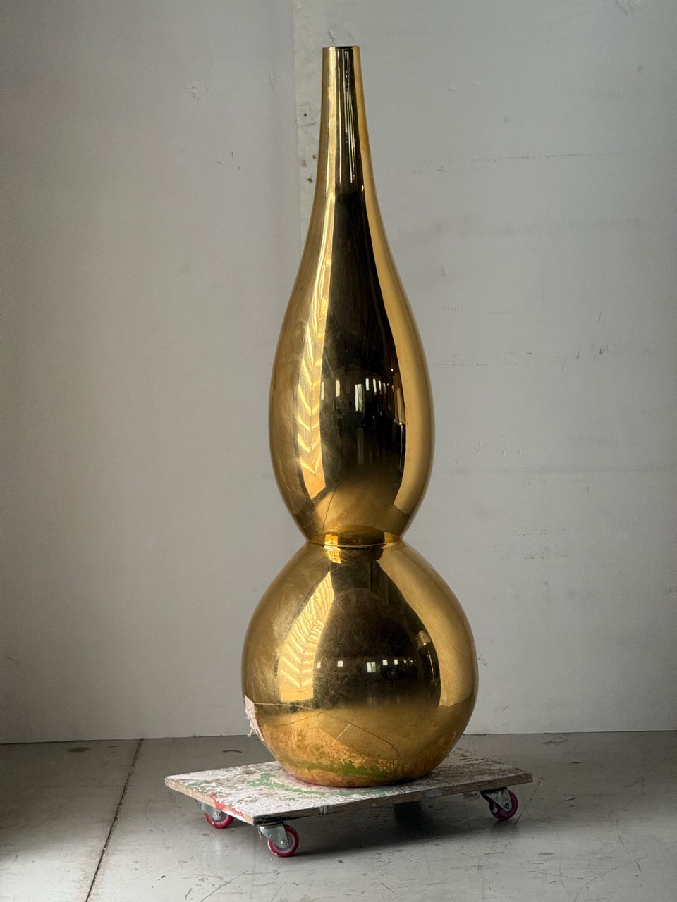 Coppia di vasi scultori in ceramica smaltata oro lucido