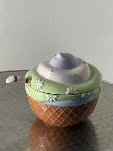 Contenitore in ceramica con coperchio e cucchiaio – design gelato (Ø 20 cm)